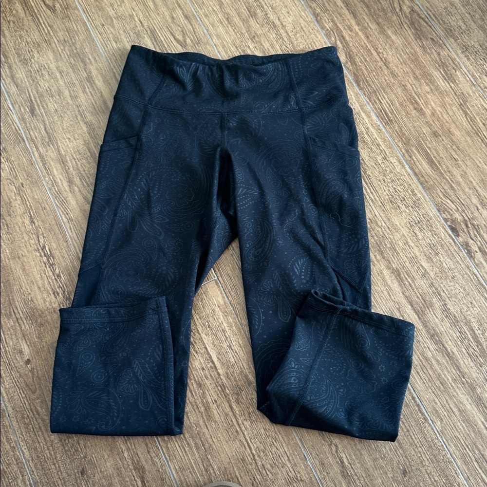 Old Navy active paisley Capri leggings with side pockets - Picture 3 of 5